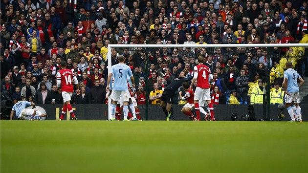 PRVN GL CITY. Sergio Agero (vlevo) se trefuje proti Arsenalu po rohovm kopu.