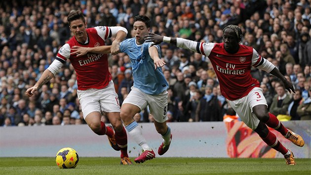 PUSE M, KLUCI. Samir Nasri z Manchesteru City (uprosted) nastoupil proti svmu bvalmu klubu - Arsenalu. Ste ho Olivier Giroud (vlevo) a Bacary Sagna.