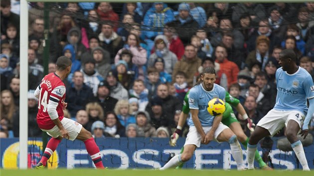 VYROVNN. Theo Walcott z Arsenalu (vlevo) srovnv na hiti Manchesteru City na 1:1.