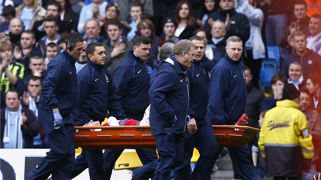 DOHRL. Laurent Koscielny, obrnce Arsenalu, si na Manchesteru City poranil koleno a hit opustil na nostkch.