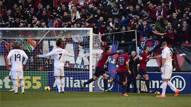PEKVAPEN. Fotbalist Osasuny se raduj z glu proti Realu Madrid.