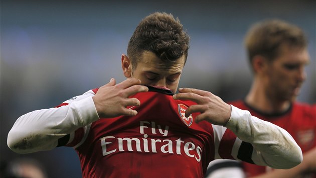 DEBAKL. Jack Wilshere a jeho parci z Arsenalu prohrli na Manchesteru City 3:6.