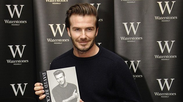 David Beckham se svou knihou David Beckham v londnskm knihkupectv (19. prosince 2013)