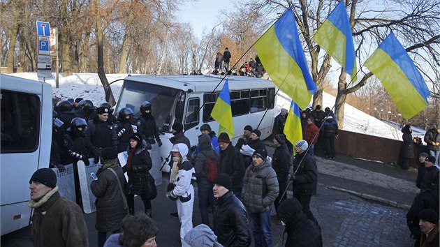 Provldn demonstranti v centru Kyjeva vyjdili podporu prezidentu Viktoru Janukovyovi a snahm vldy roziovat hospodsk styky s Ruskem. (14. 12. 2013)