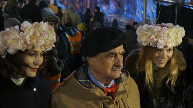Bývalý český ministr zahraničí Karel Schwarzenberg 14. prosince 2013 na náměstí Nezávislosti v Kyjevě povzbudil ukrajinskou prozápadní opozici, která už týdny protestuje proti rozhodnutí ukrajinské vlády odložit podpis dohody o přidružení země k Evropské unii.