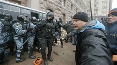 Ukrajinská policie se pokusila vyklidit kyjevskou radnici (11. prosince 2013)