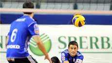 V utkání Ligy mistr� s týmem Noliko Maaseik se sna�í Zden�k Haník (vlevo) a