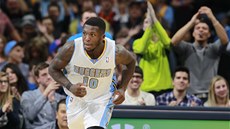 APLAUS. Nate Robinson z Denveru si uívá potlesk fanouk po pkném zakonení.