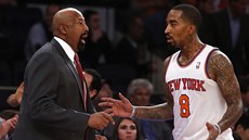 PORADA.  Trenér New York Knicks Mike Woodson promlouvá k J.R. Smithovi. 