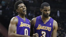 Basketbalisté Los Angeles Lakers Nick Young (vlevo) a Shawne Williams se baví