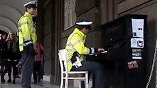 Policista v uniform baví Praany svou hrou na piano