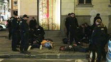 Proti ruským chuligánm zasahovala v centru Prahy policie (12.12.2013)