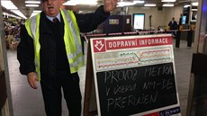 Provoz v úseku Dejvická - Námstí Míru byl kvli vod prosakující do vestibulu...