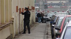 Policisté kvli loupenému pepadení uzaveli ulici Na Valentince na praském...