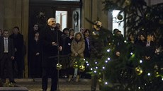 Jií Rusnok rozsvítil vánoní strom ped Úadem vlády.