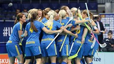 VEDENÍ. Švédské florbalistky se radují z gólu ve finále mistrovství světa.