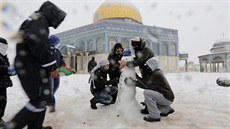 Do stavby sn�hulák� se pustili i Palestinci, Jednoho uplácali p�ed muslimskou...