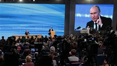 Ruský prezident Vladimir Putin bhem tiskové konference vysílané státní...