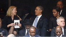 Americký prezident Barack Obama, britský premiér David Cameron a dánská premiérka Helle Thorning-Schmidtová si na pietní akci za Nelsona Mandelu poídili spolenou fotku (10. prosince 2013).