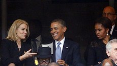Americký prezident Barack Obama, britský premiér David Cameron a dánská premiérka Helle Thorning-Schmidtová si na pietní akci za Nelsona Mandelu poídili spolenou fotku (10. prosince 2013).