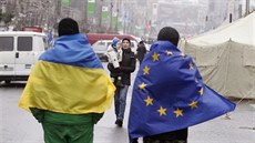 Demonstranti poadující pidruení Ukrajiny k Evropské unii se procházejí...