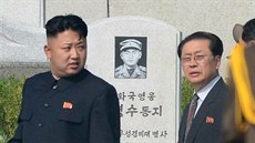Snímek z ervna 2013 zachycuje severokorejského vdce Kim ong-un a jeho strýce...