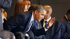 Americký prezident Barack Obama, britský premiér David Cameron a dánská premiérka Helle Thorning-Schmidtová si na pietní akci za Nelsona Mandelu poídili spolenou fotku (10. prosince 2013).