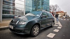 Policejní fabie p�ed vstupem do sídla �EZ na pra�ské Brumlovce. (10. prosince