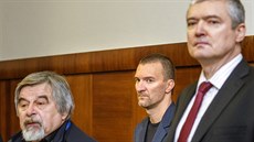 Tomá Pitr (uprosted) a Miroslav Provod u Vrchního soudu v Praze. Vlevo stojí...