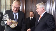 Prezident Milo Zeman dostal od premiéra Jiího Rusnoka k Vánocm tabák (16.