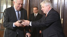 Prezident Milo Zeman dal premiérovi Jiímu Rusnokovi k Vánocm malou sochu lva