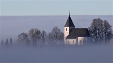 Kostel svatého Víta v Havlíkov Borové na Vysoin vystupuje z inverzního moe...