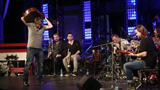 Richard Krajo a kapela Krytof na koncert v Praze, na nm vyvrcholila sbírka...
