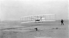 První let motorového letadla v historii. ídí Orville Wrightr, po stran beí...