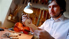 Jednou jsme rodie houslí a zákazník musí být s nástrojem spokojený i za dvacet...