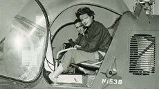 Jacqueline Auriolová jako pilotka vrtulníku v USA