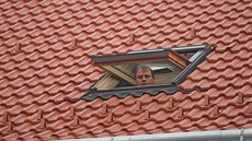 Frantiek Svoboda si nechal na dom v Teti opravit stechu, kterou zatékalo....