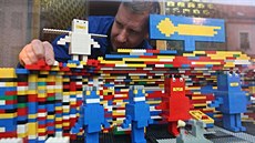 Výlohu obchodu v centru Chot�bo�e vyzdobily d�ti. Vytvo�ily v ní betlém z...