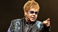 Elton John se zatím k žalobě nevyjádřil.