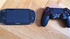 Vlevo PS Vita, vpravo ovlada k PlayStation 4