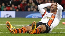 PROPÁNAJÁNA. Alex Teixeira ze �achtaru Don�ck se dr�í za hlavu po promarn�né...