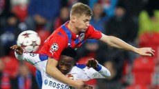 KDO VYSKOÍ VÝ? Plzeský obránce Václav Procházka (v erveném) a Ahmed Musa z...