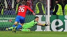 TO GÓL NEBUDE. Branká Igor Akinfejev z CSKA Moskva chytá stelu, která letla...