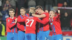 POSTUPOVÁ RADOST. Plzetí fotbalisté se radují z vítzství nad CSKA Moskva a...