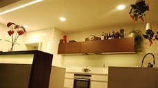 Barový pult kryje výhled do kuchyn.