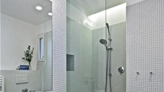 Sprchový kout v koupeln nahradil pvodní vanu. Místnost psobí ist díky