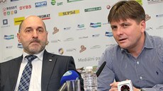 Nový trenér plzeských fotbalist Duan Uhrin mladí (vpravo) na tiskové...