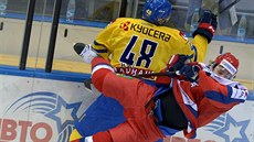 Ruský hokejista Arťjom Panarin padá po střetu se Švédem Danielem Rahimim.