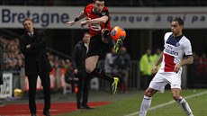 NA VYSOKÉ NOZE. Romain Alessandrini z Rennes (vlevo) takhle odehrál míč proti...