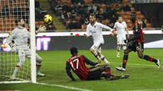 GÓL, NEBO NE. Zapata z AC Milán sleduje mí, který míí do branky AS ím.